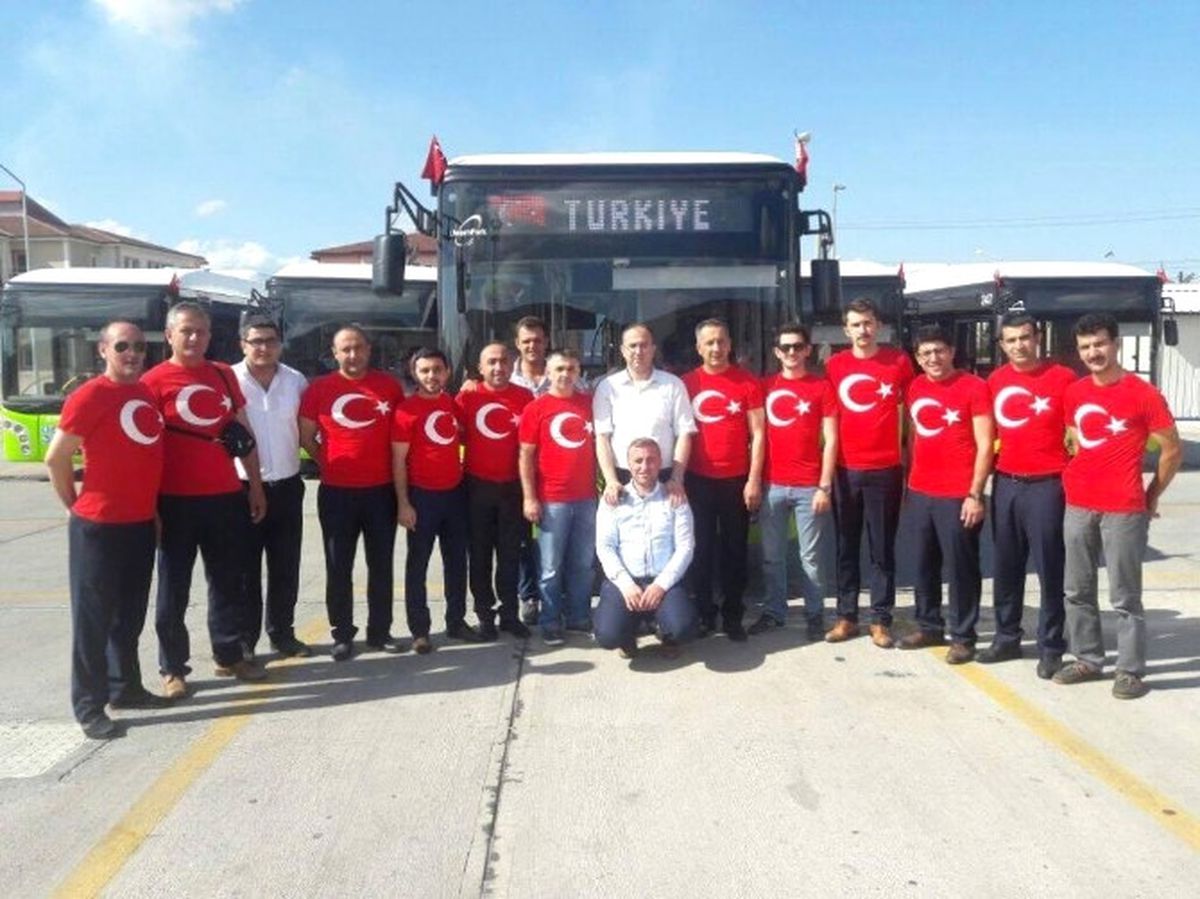Ulaşımpark\'ın Şoförleri Türk Bayrağı Tişörtleriyle Yollarda