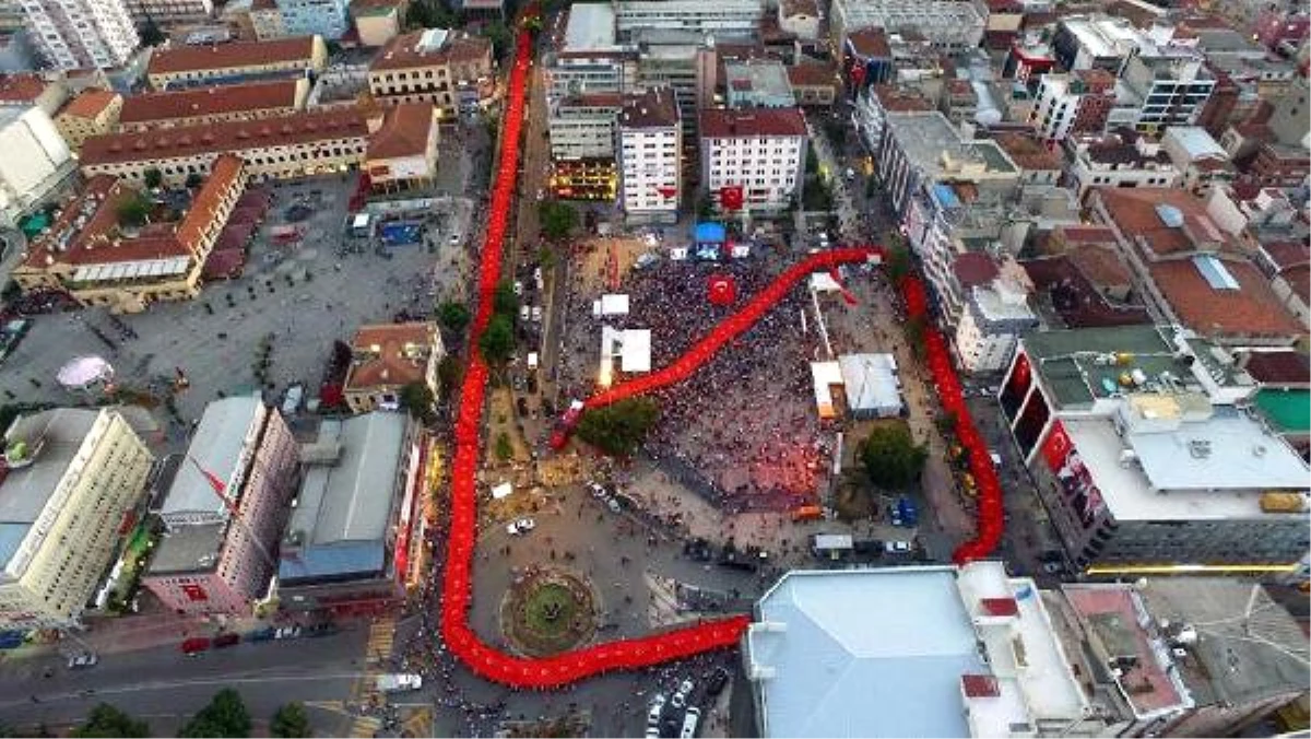 1919 Metrelik Türk Bayrağı ile Darbe Girişimi Protestosu