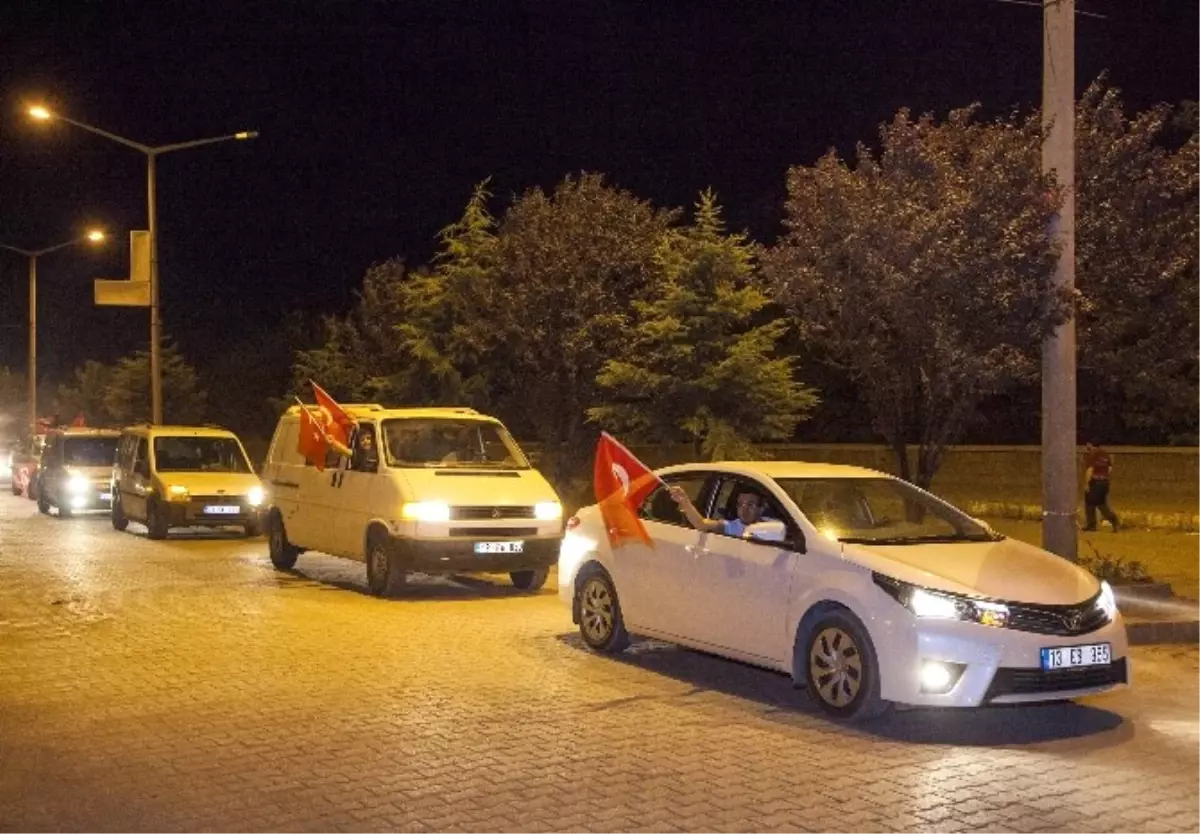 Ahlat'ta Darbe Girişimine Tepkiler Sürüyor