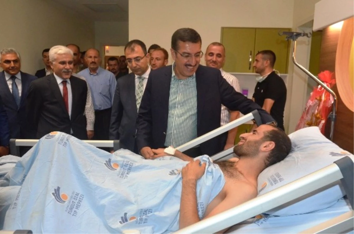 Bakan Tüfenkci, Darbecilerin Yaraladığı Genci Hastanede Ziyaret Etti