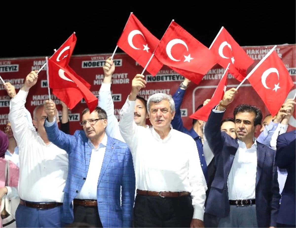 Başkan Karaosmanoğlu, "Halkın Gücü, Helikopterleri ve Tankları Durdurdu"
