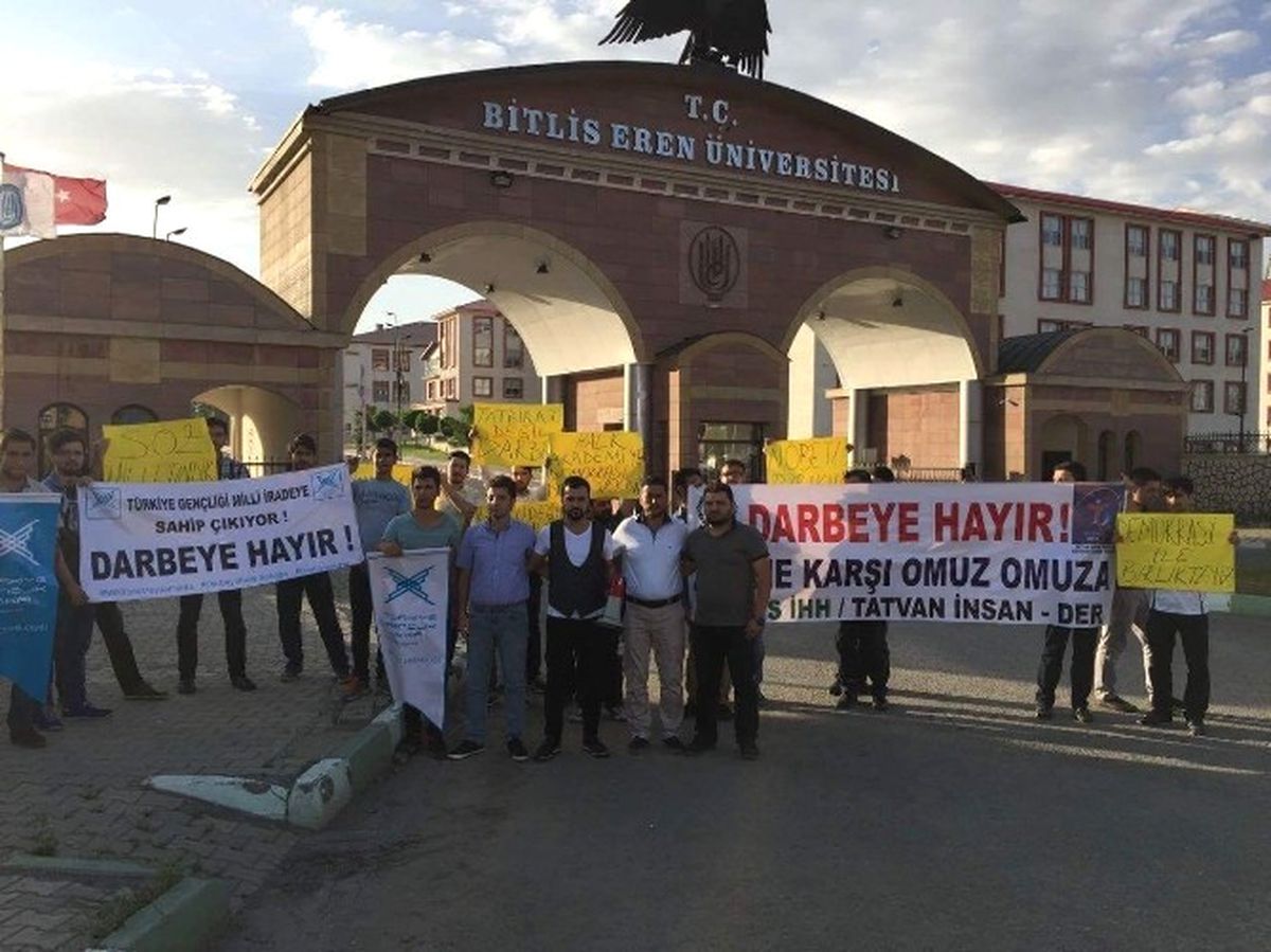 Bitlis\'teki Stk\'lardan "Darbe Girişimi" Tepkisi