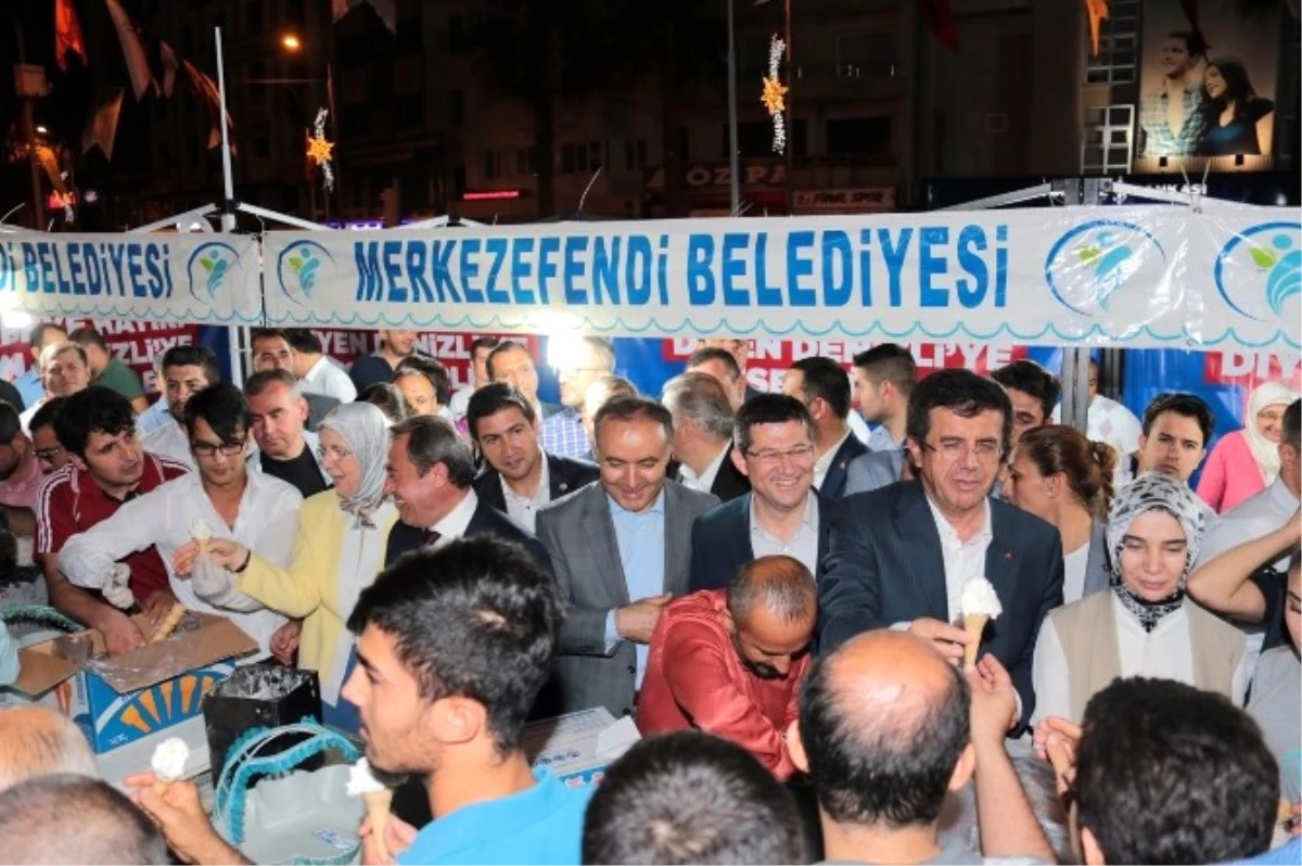 Demokrasi Nöbetindeki Vatandaşlara Bakan Zeybekci\'den Dondurma İkramı