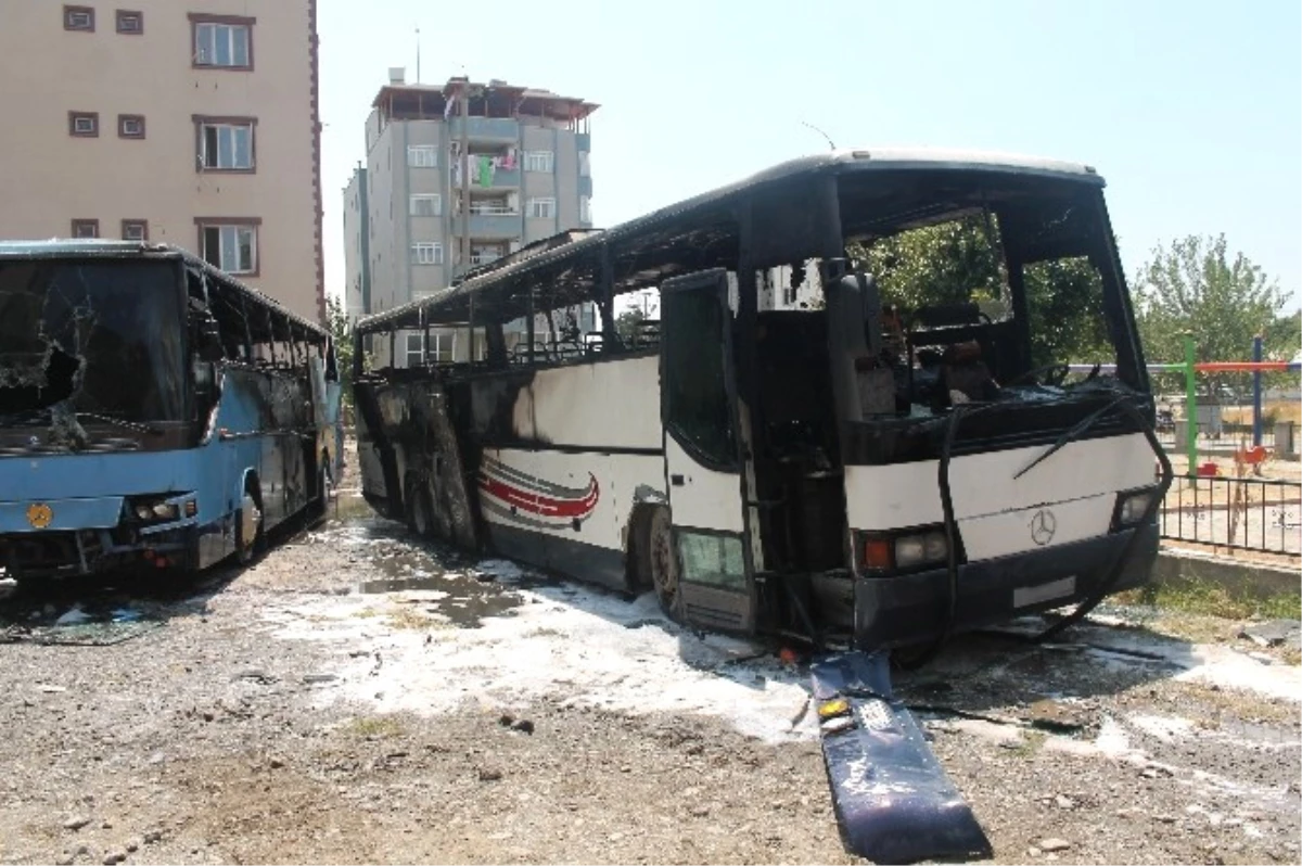 Dörtyol\'da Park Halindeki 2 Otobüs Yandı