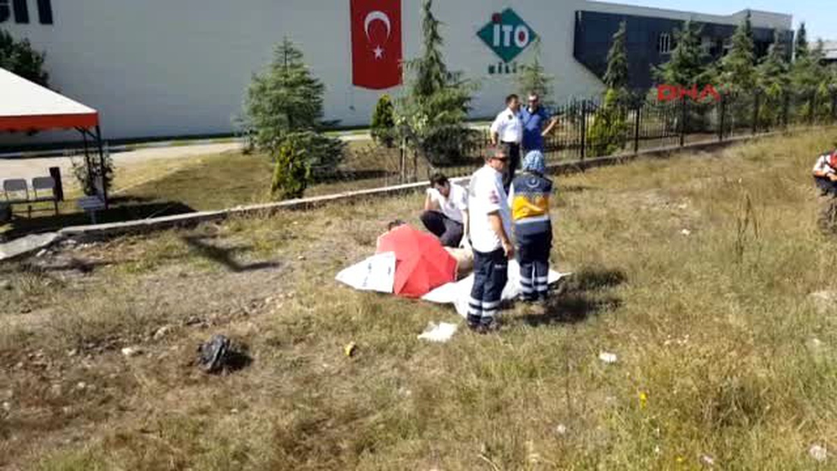 Düzce\'de Otomobilin Çarptığı İnşaat Ustası Öldü