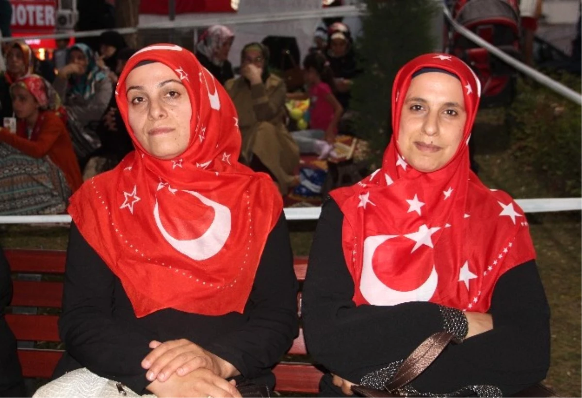 Elazığ\'da Demokrasi Nöbeti 24 Saat Aralıksız Devam Ediyor