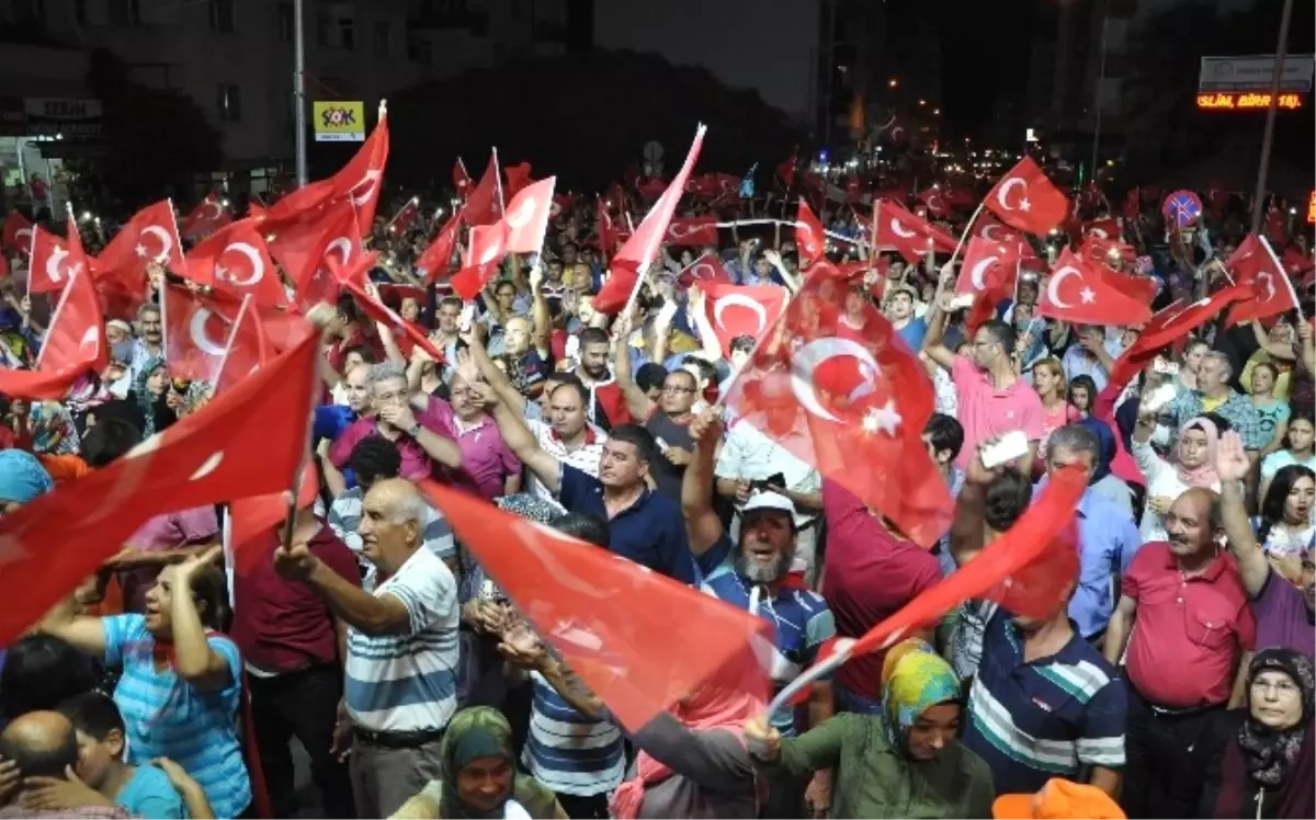 Mersin\'de Darbe Girişiminin 1. Haftasında Demokrasi Yürüyüşü