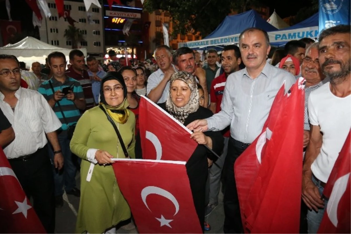 Pamukkale Belediyesi 10 Bin Türk Bayrağı Dağıttı