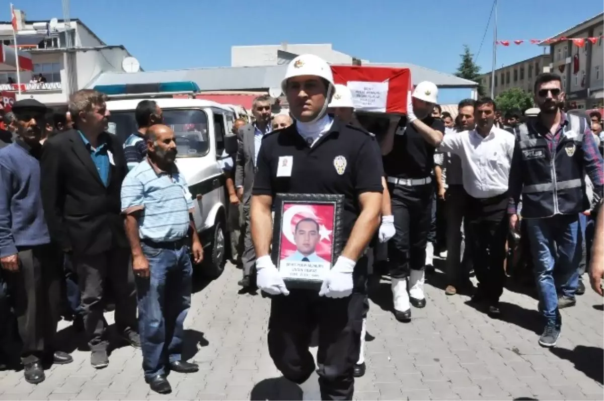 PKK\'nın Şehit Ettiği Polis Memuru Engin Yılmaz, Son Yolculuğuna Uğurlandı