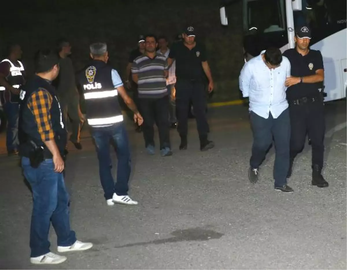 Sakarya\'da Tanklara Eskortluk Yapan 11 Jandarma Gözaltına Alındı (2)