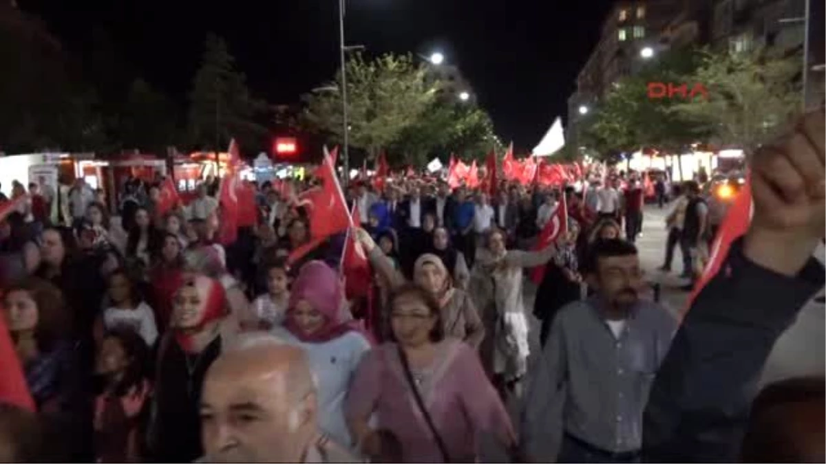 Sivas\'ta 10 Bin Kişi Darbe Girişimini Protesto Etti