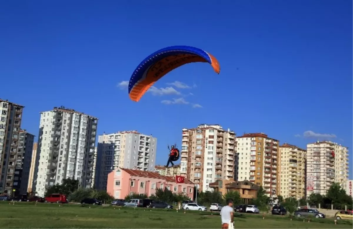 Talas\'ta Darbeye Gökyüzünde Bayraklı Tepki