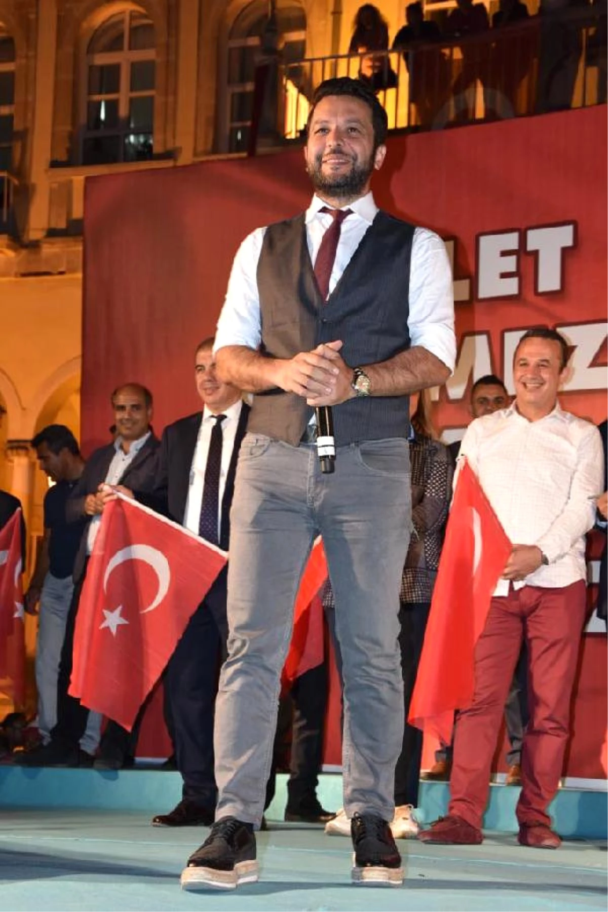 Ünlülerden İzmir\'deki Demokrasi Nöbeti\'ne Büyük Destek