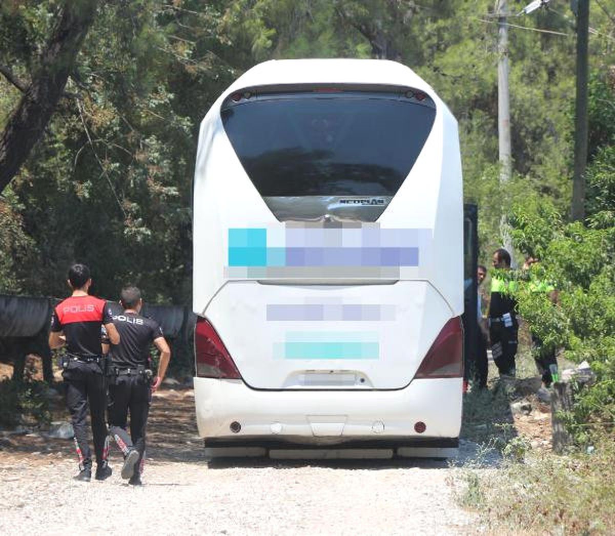 Yolcu Otobüsünün Devirdiği Elektrik Direği Orman Yangını Çıkardı
