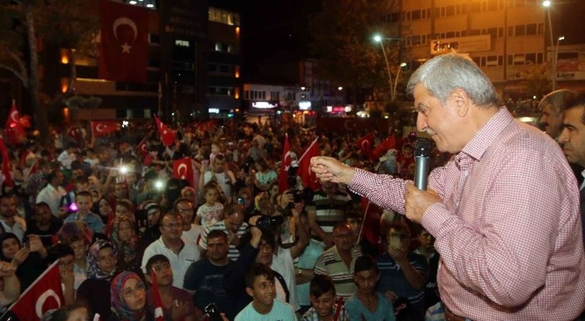 Başkan Karaosmanoğlu, "Darbeyi Gerçekleştirenler Hain ve İnsanlık Düşmanlarıdır"