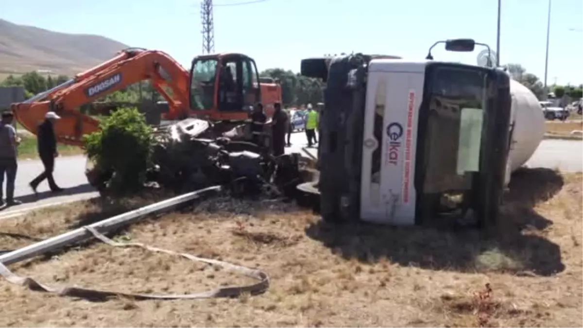 Beton Mikseri ile Otomobil Çarpıştı: 2 Ölü, 1 Yaralı