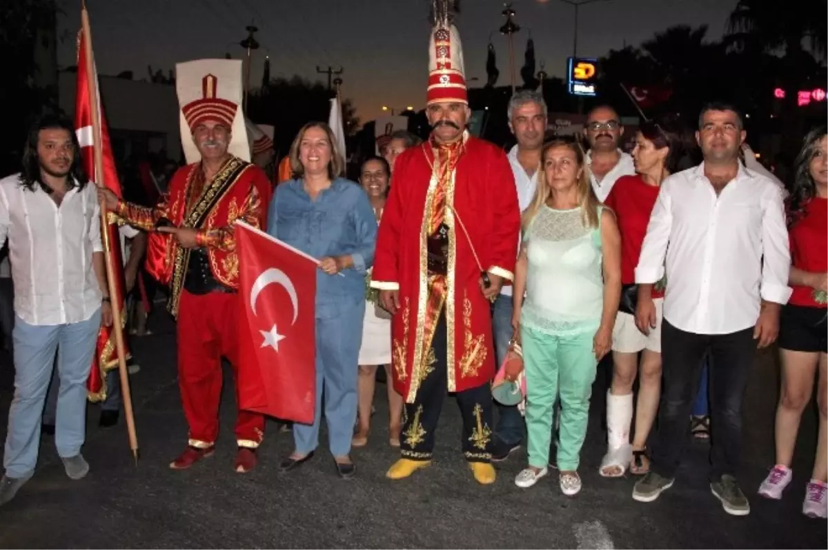 Bodrum\'da Binlerce Kişi Demokrasi Yürüyüşü İçin Sokaklara Döküldü