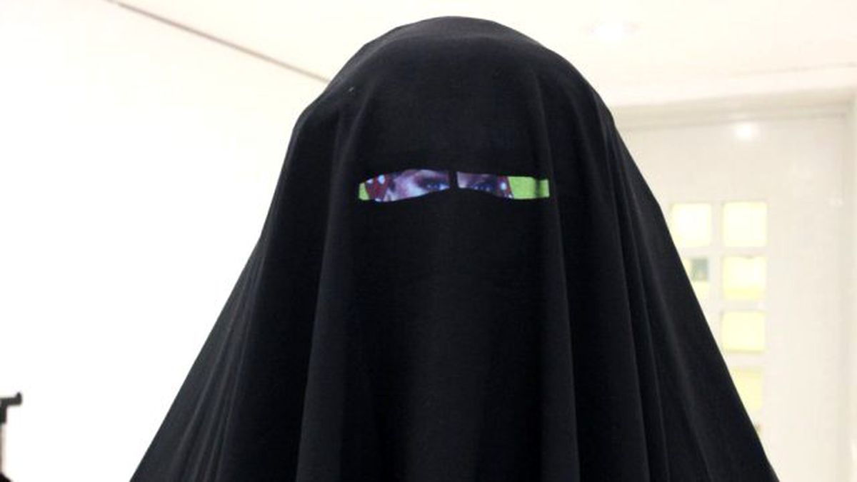 Burka Heykeline Londra'da Saldırı