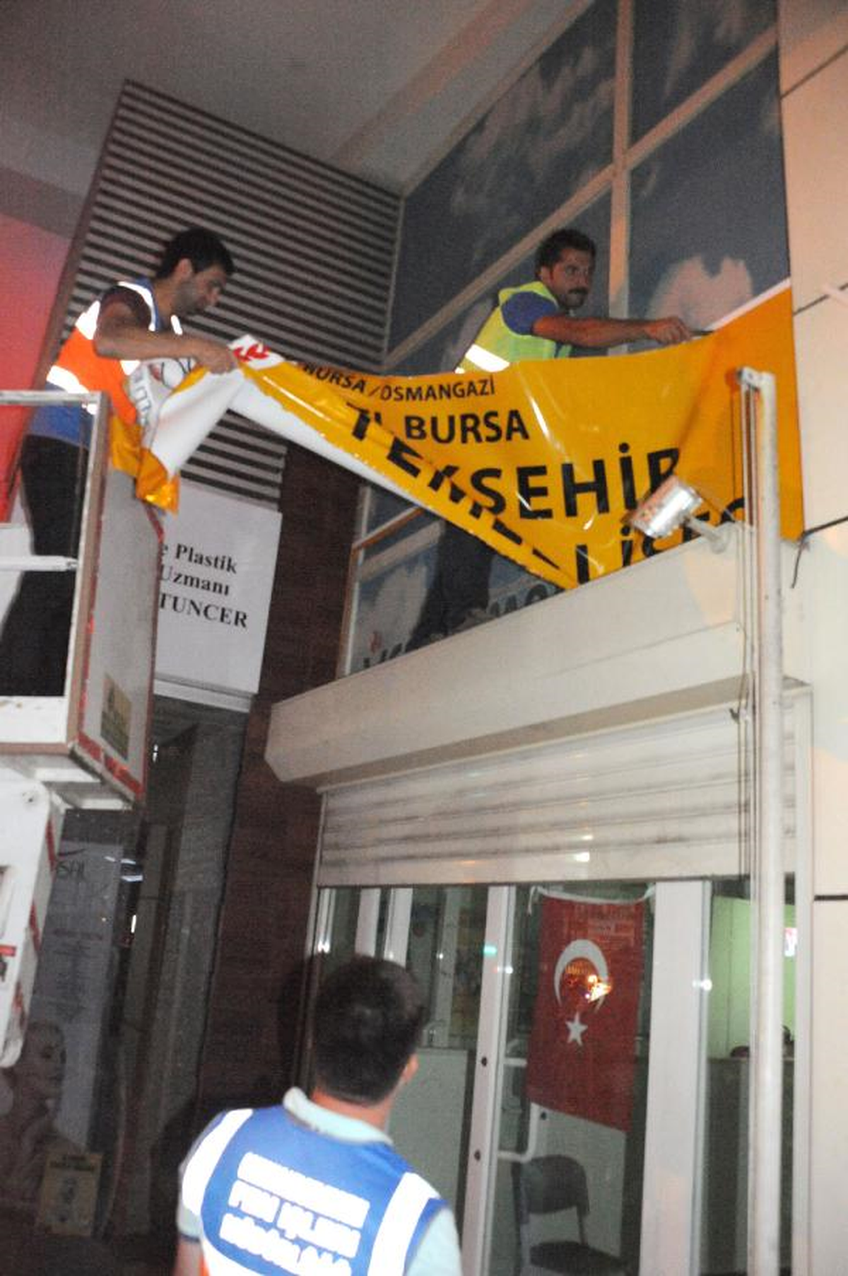 Bursa\'da Kapatılan Okulların Tabelaları Söküldü