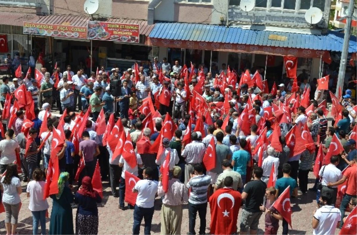 Çemişgezek\'te Demokrasi ve Milli İradeye Saygı Mitingi