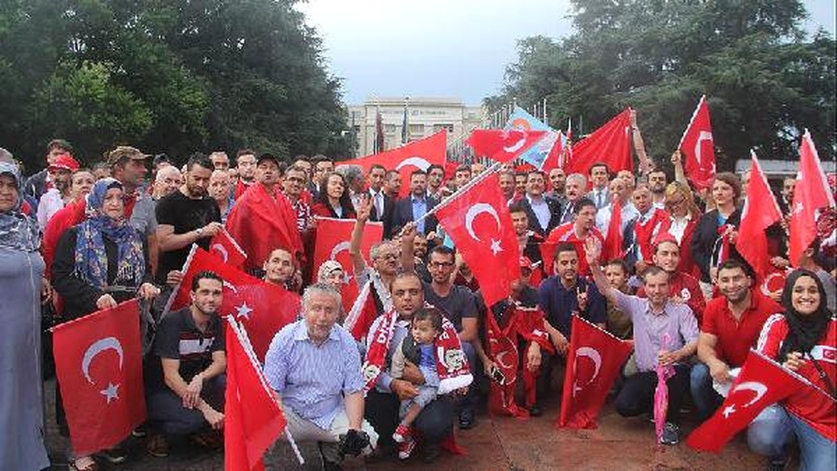 Cenevre BM Meydanında Darbe Karşıtı Gösteri