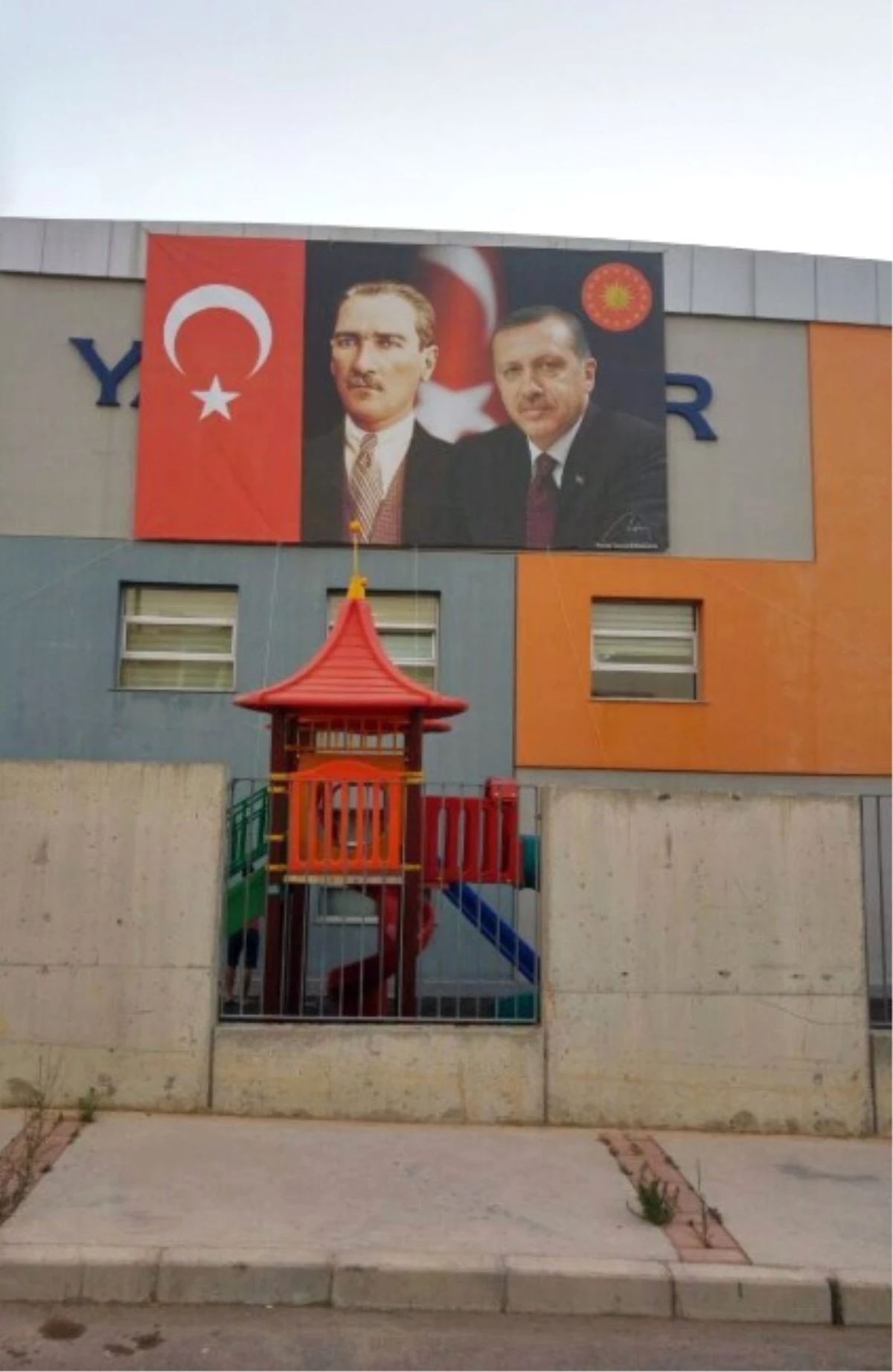 Fetö\'nün Tabelaları İndirildi, Atatürk ve Erdoğan Resmi Asıldı