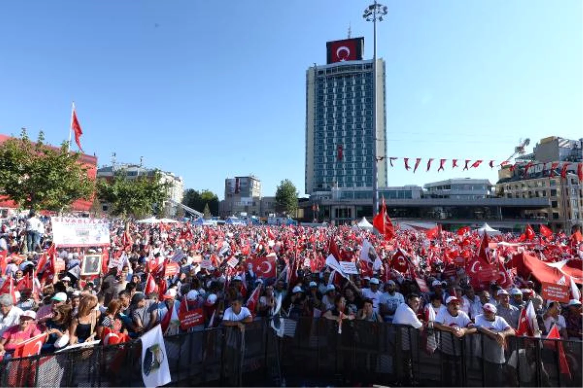 CHP\'nin Çağrısıyla Taksim\'de Toplanan Demokrasi Mitinginden İlk Görüntüler