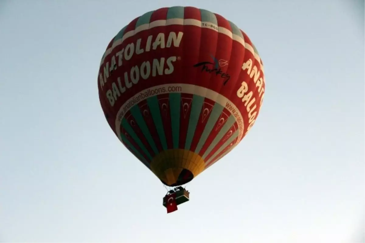 Kapadokya\'da Balonlar Türk Bayrakları ile Havalandı