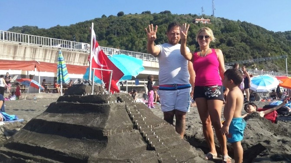Kumdan Kale Yapıp Fetö Liderinin Maketini Astılar