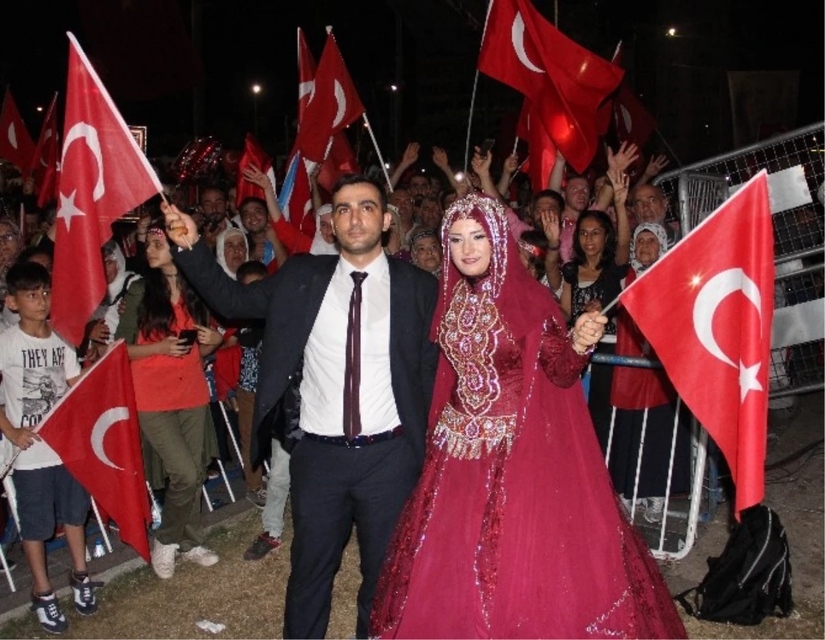 Mersin\'de Düğünden Çıkan Gelin ve Damat Demokrasi Nöbetine Geldi