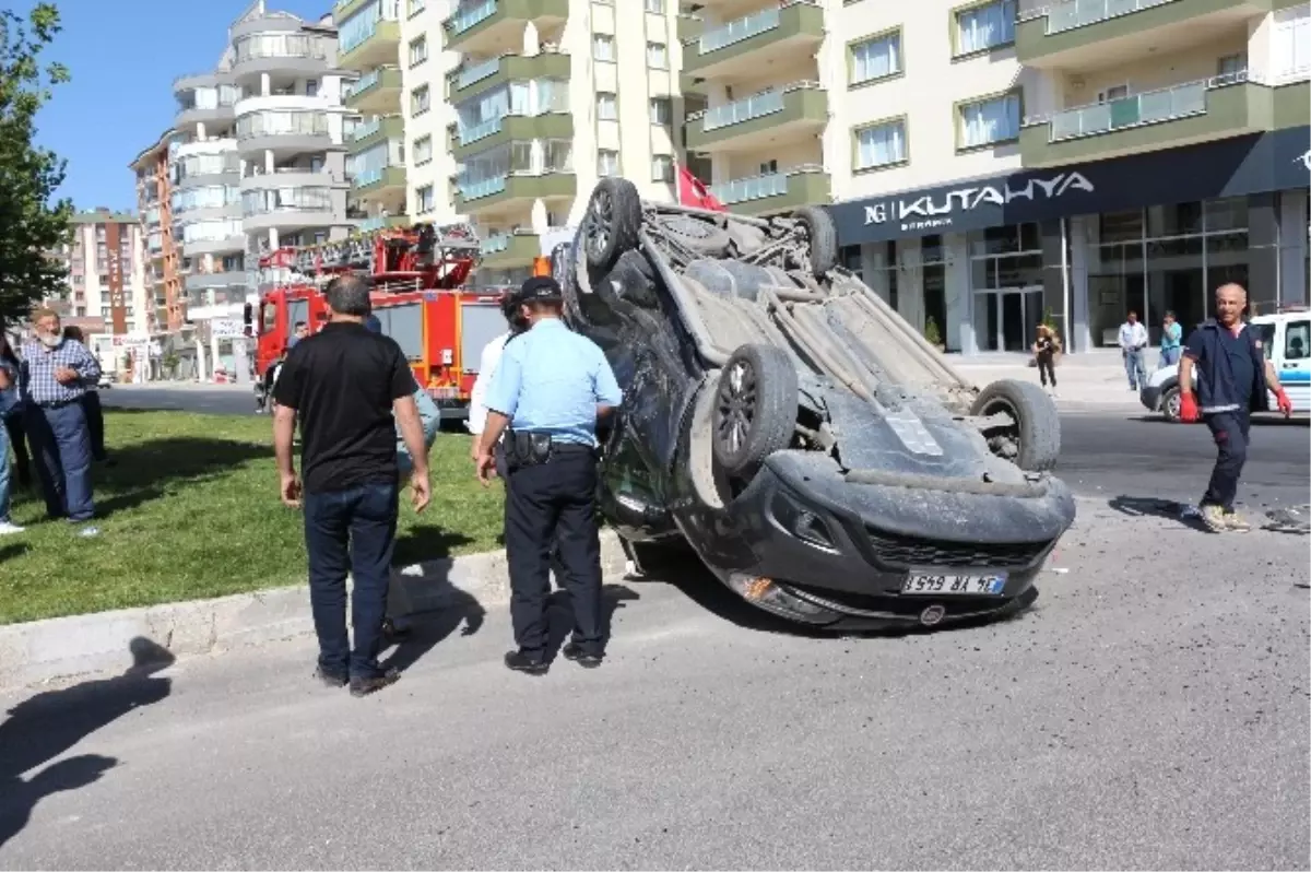 Otomobiller Kafa Kafaya Çarpıştı: 6 Yaralı