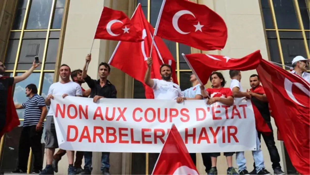 Paris\'te Fetö\'ye Karşı Gösteri