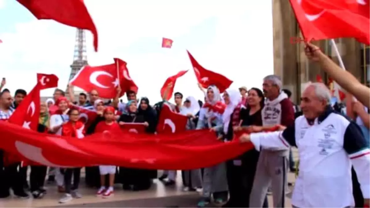 Paris\'te Türkiye?deki Darbe Girişimi Protesto Edildi