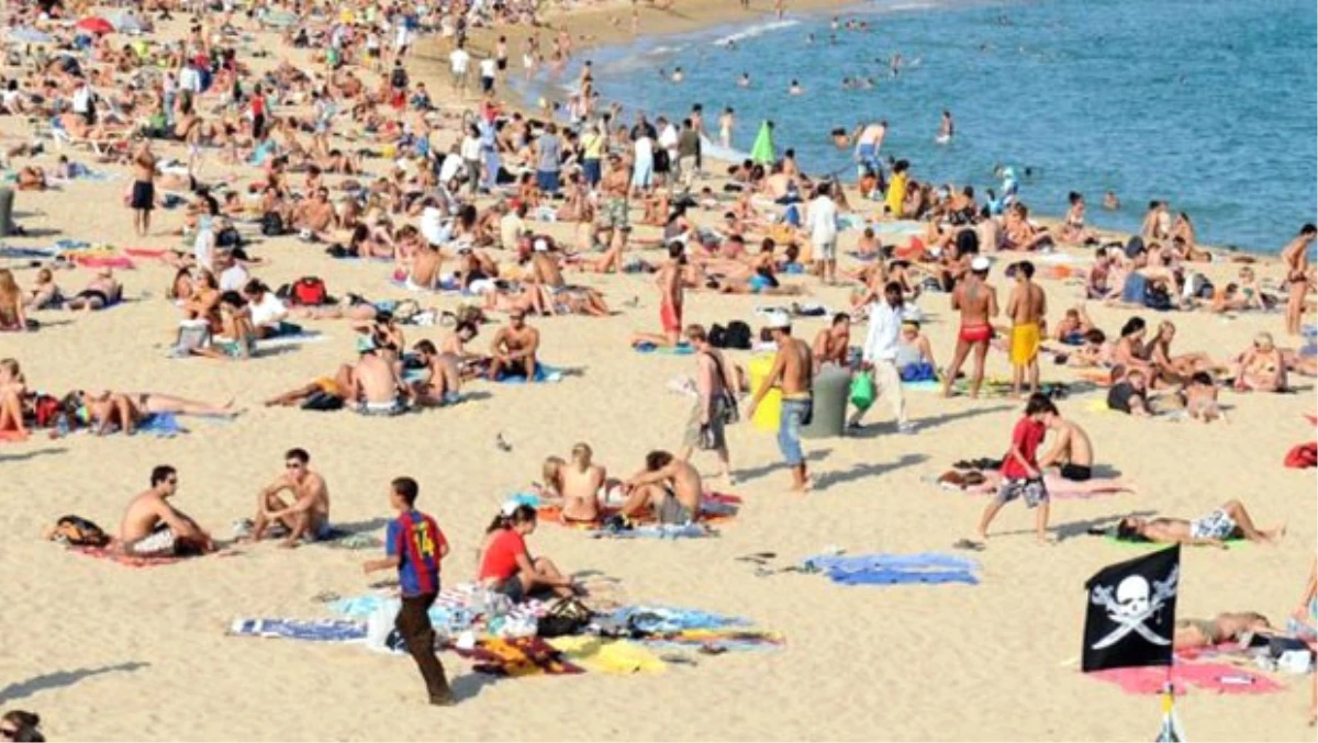 Sardinya\'dan Plaj Kumu \'Çalan\' Turiste 3000 Euro Ceza