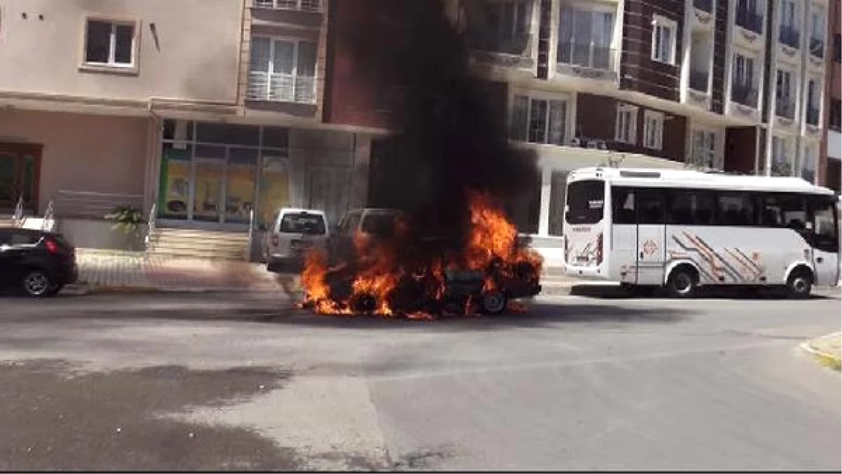 Seyir Halindeyken Alevler Yükselen Otomobili Terk Edip Canlarını Kurtardılar