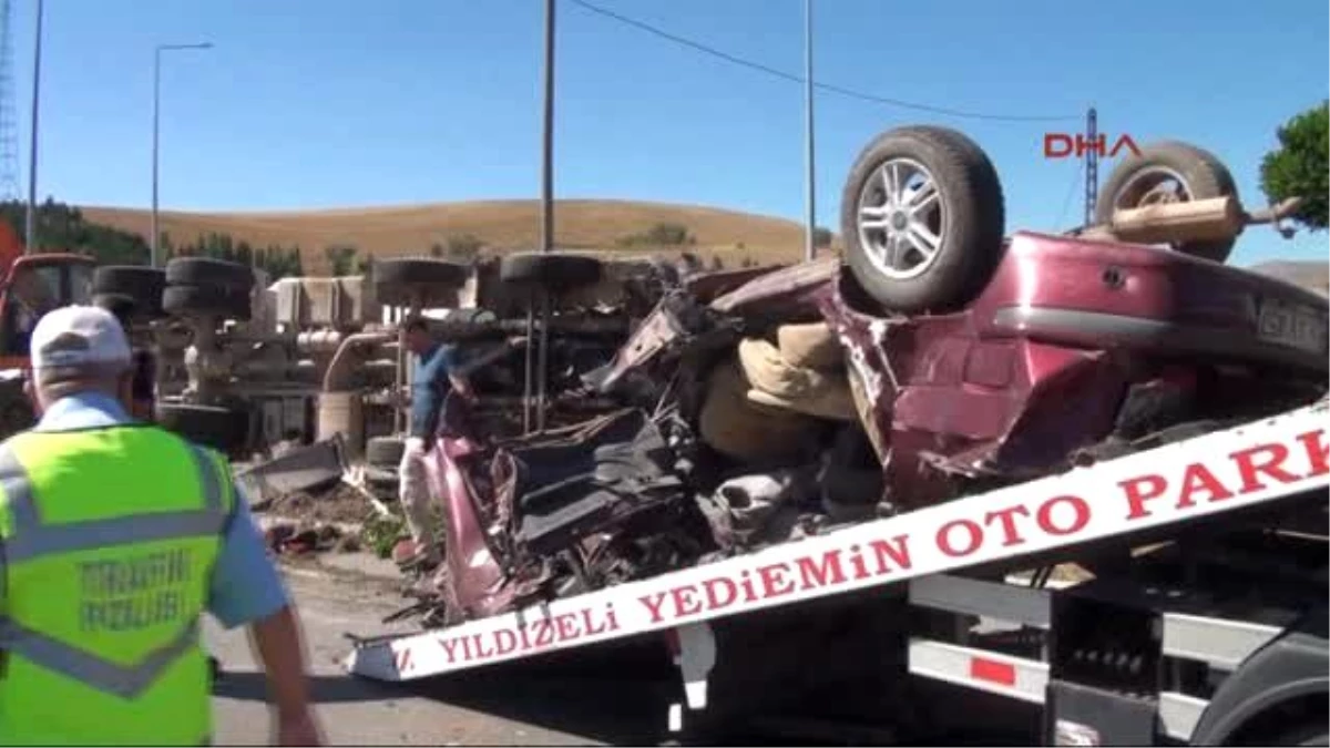 Sivas Otomobil, Beton Mikserinin Altında Kaldı 2 Ölü, 1 Yaralı