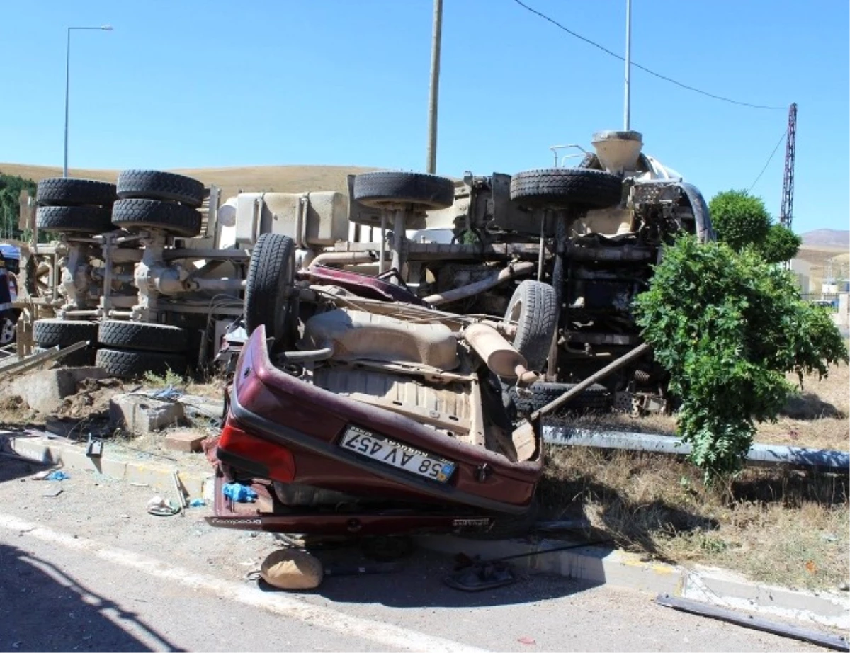 Sivas\'ta Beton Mikseri ile Otomobil Çarpıştı: 2 Ölü, 1 Yaralı