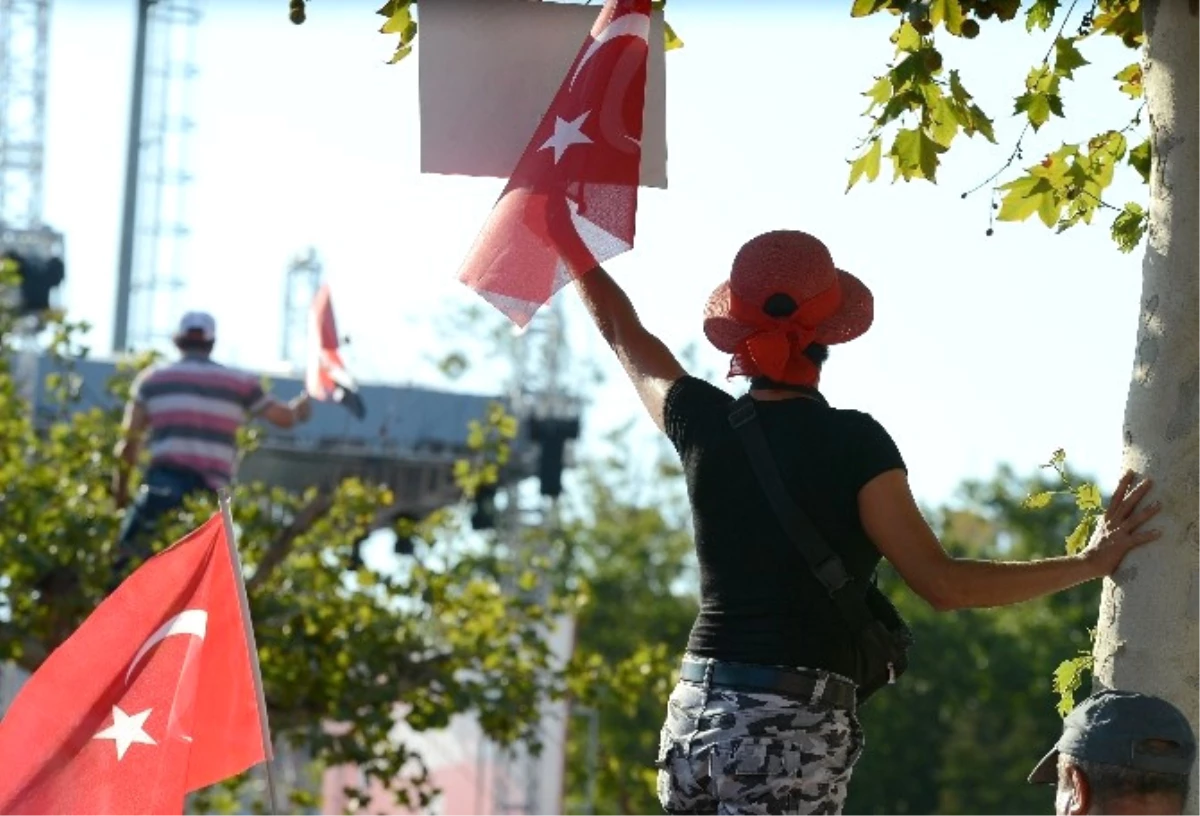 Taksim\'de \'Cumhuriyet ve Demokrasi\' Mitingi