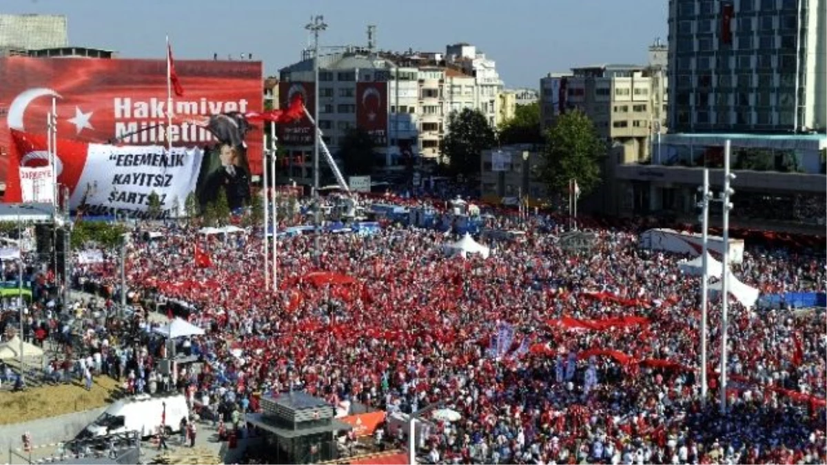 Taksim\'deki \'Cumhuriyet ve Demokrasi Mitingi\'ne Vatandaşlar Akın Etti