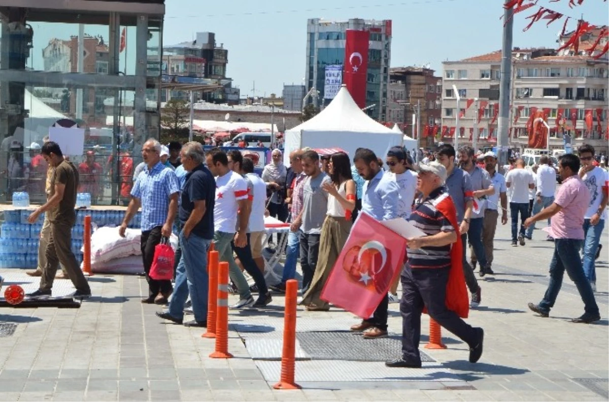 Taksim Meydanı Bomba Araması İçin Boşaltıldı
