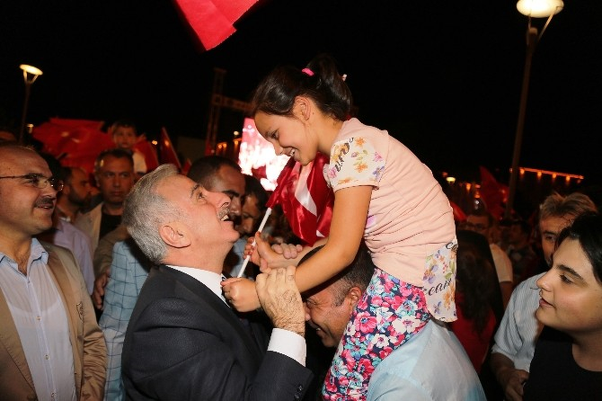 Vali Kamçı, Demokrasi Nöbetinin 9\'uncu Gününde Vatandaşlarla Beraber
