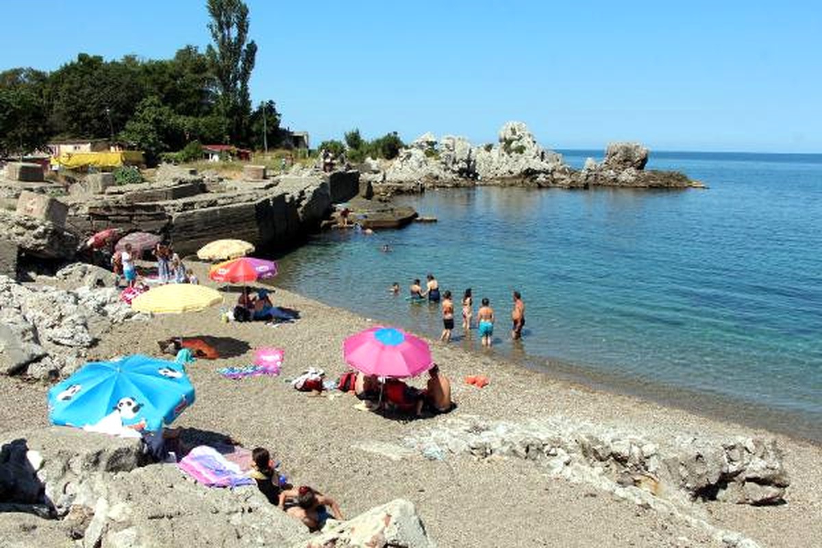 Kayalıklarda Ceset Bulundu, Sahile Gelenler Denize Girmeye Devam Etti