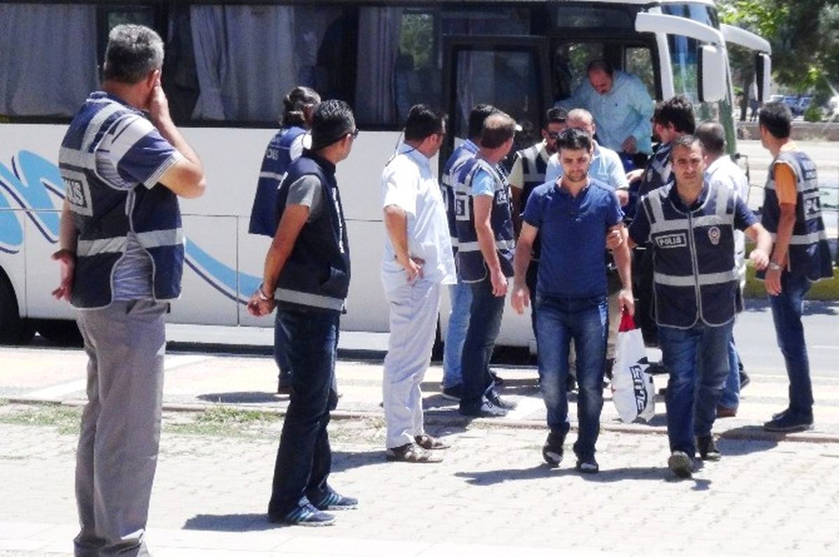 Aksaray\'da 14 Polis Memuru Daha Hakim Karşısında