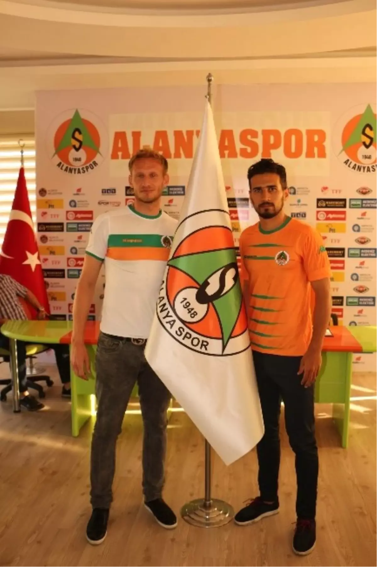 Alanyaspor\'da Çifte İmza