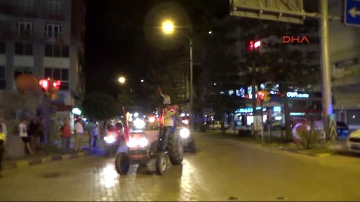 Antalya Kumluca Traktör Konvoyuyla Darbe Girişimine Tepki