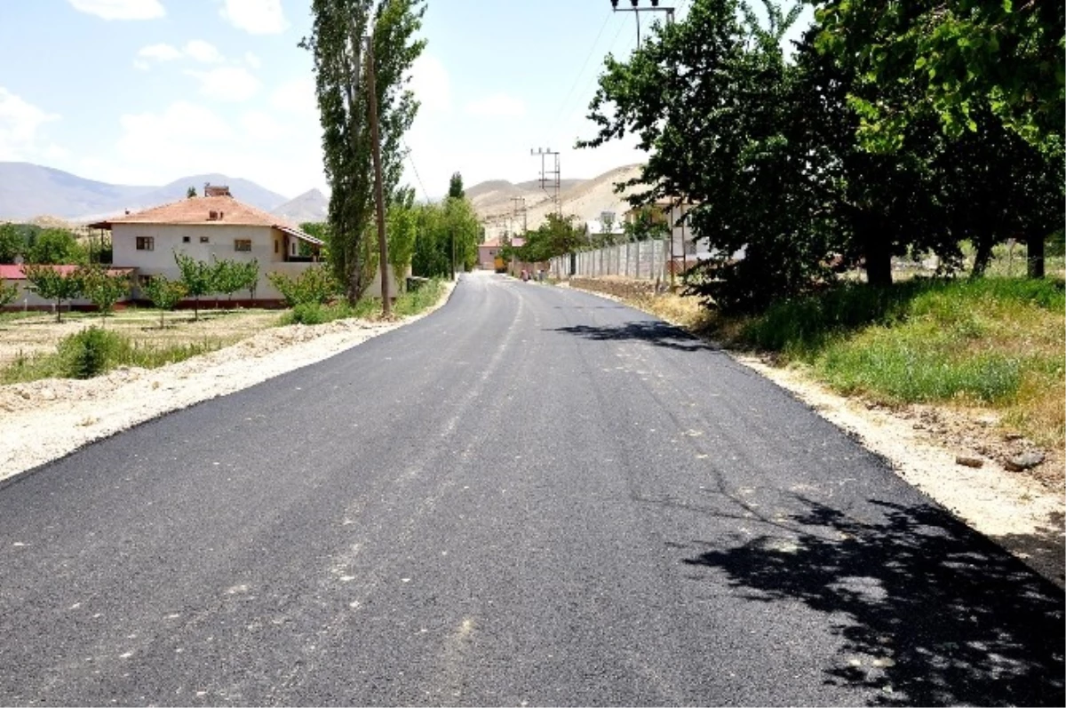 Büyükşehir Belediyesi Darende\'de 22 Km Sıcak Asfalt Serimi Yaptı