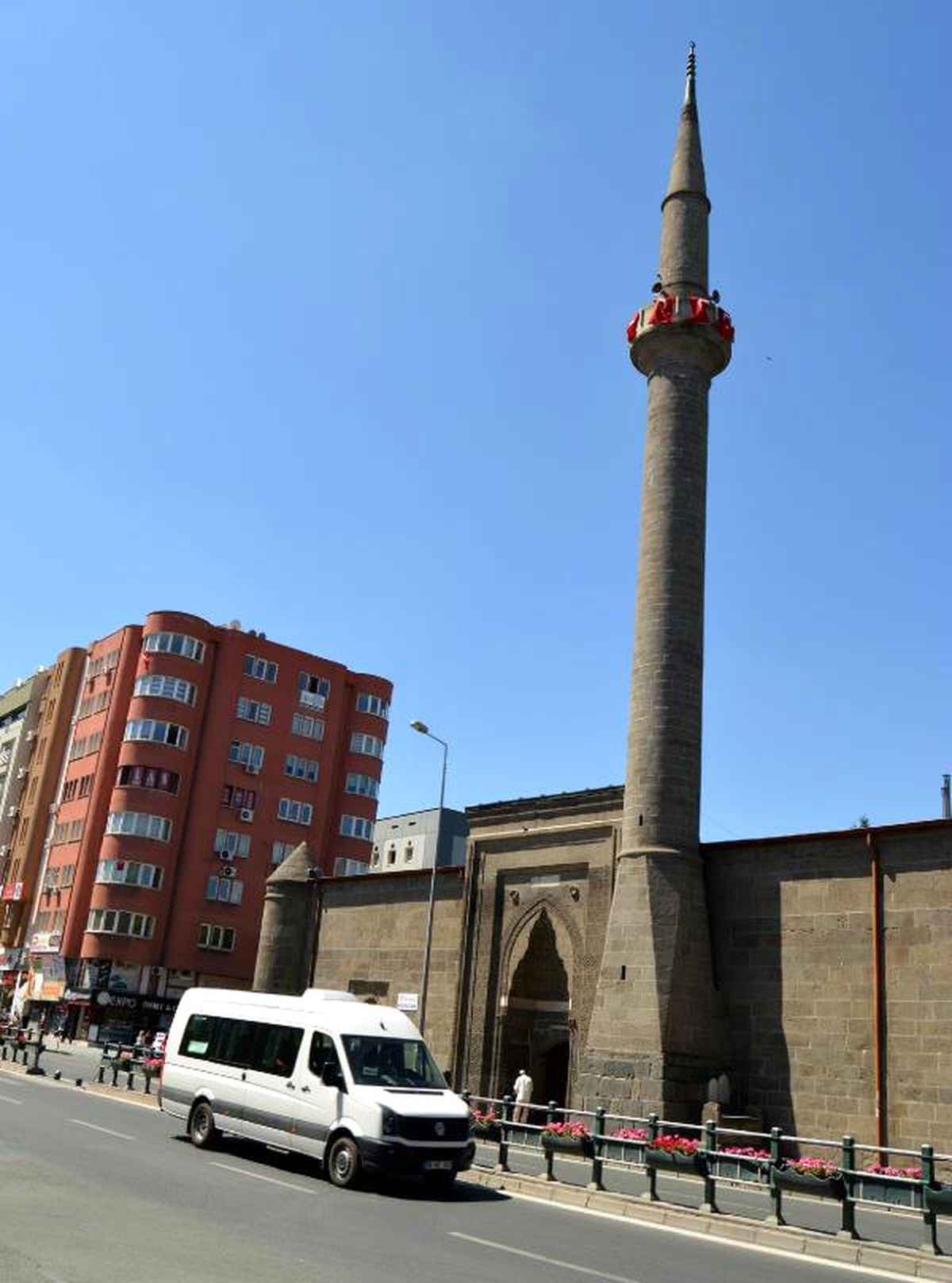 Cami Şerefeleri Ay-yıldızlı Bayrakla Donatıldı