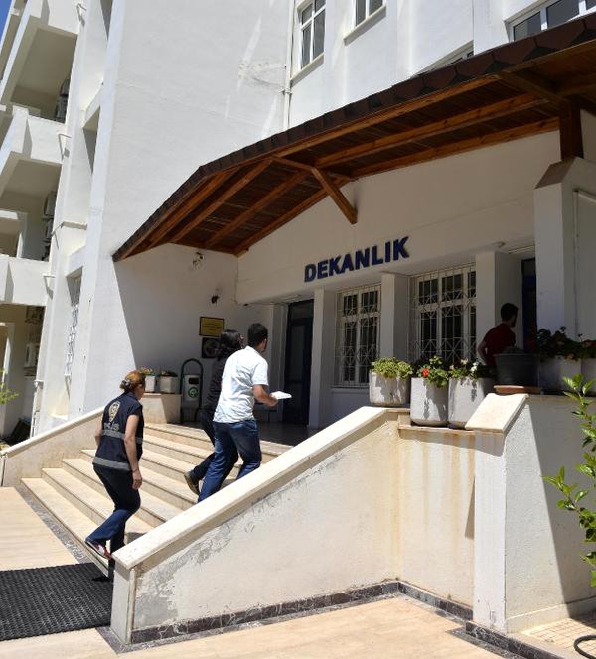Çukurova Üniversitesi\'nde Akademisyen Odalarında Arama