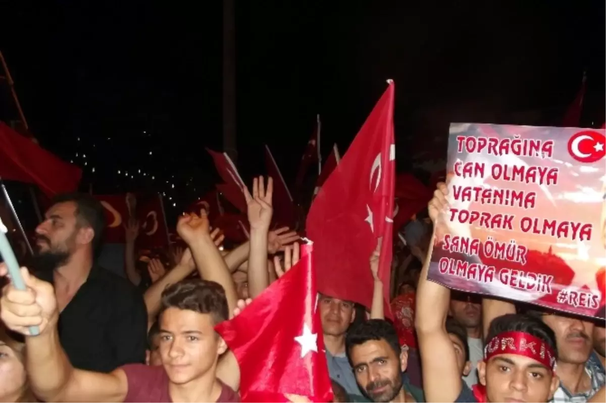 Demokrasi Meydanındaki Nöbet Sürüyor