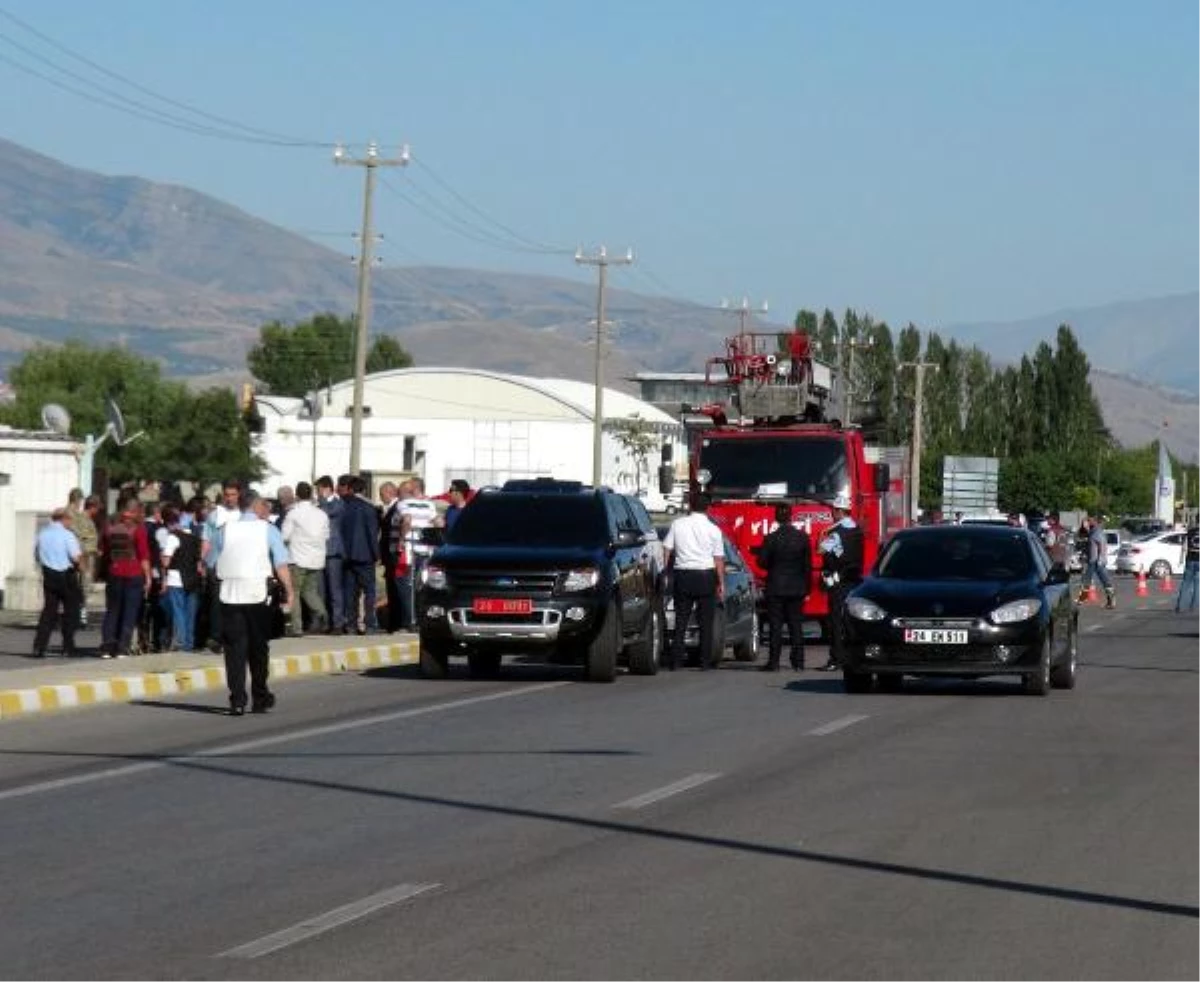Erzincan\'da Polis Otosuna El Bombalı Saldırı (2)